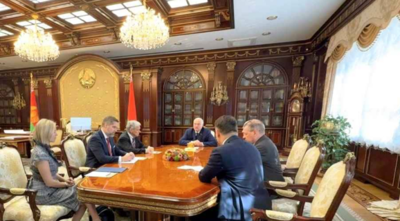 Лукашенко снова очень явно просится в большую мировую политику.